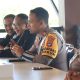 Kasat Lantas Polres Tanah Laut IPTU Adhitya Rizki Ridhotomo berfoto bersama komunitas otomotif FERTALA dan SBC dalam kegiatan "Polantas Menyapa Komunitas" di Juragan 96 Cafe, Kamis (24/7/2025).