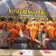Dirreskrimum Polda Kalsel Kombes Pol Frido Situmorang memaparkan kasus penganiayaan dan pembunuhan yang melibatkan 26 tersangka, didampingi Kabid Humas dan Wadir Reskrimum, Jumat (25/7/2025).