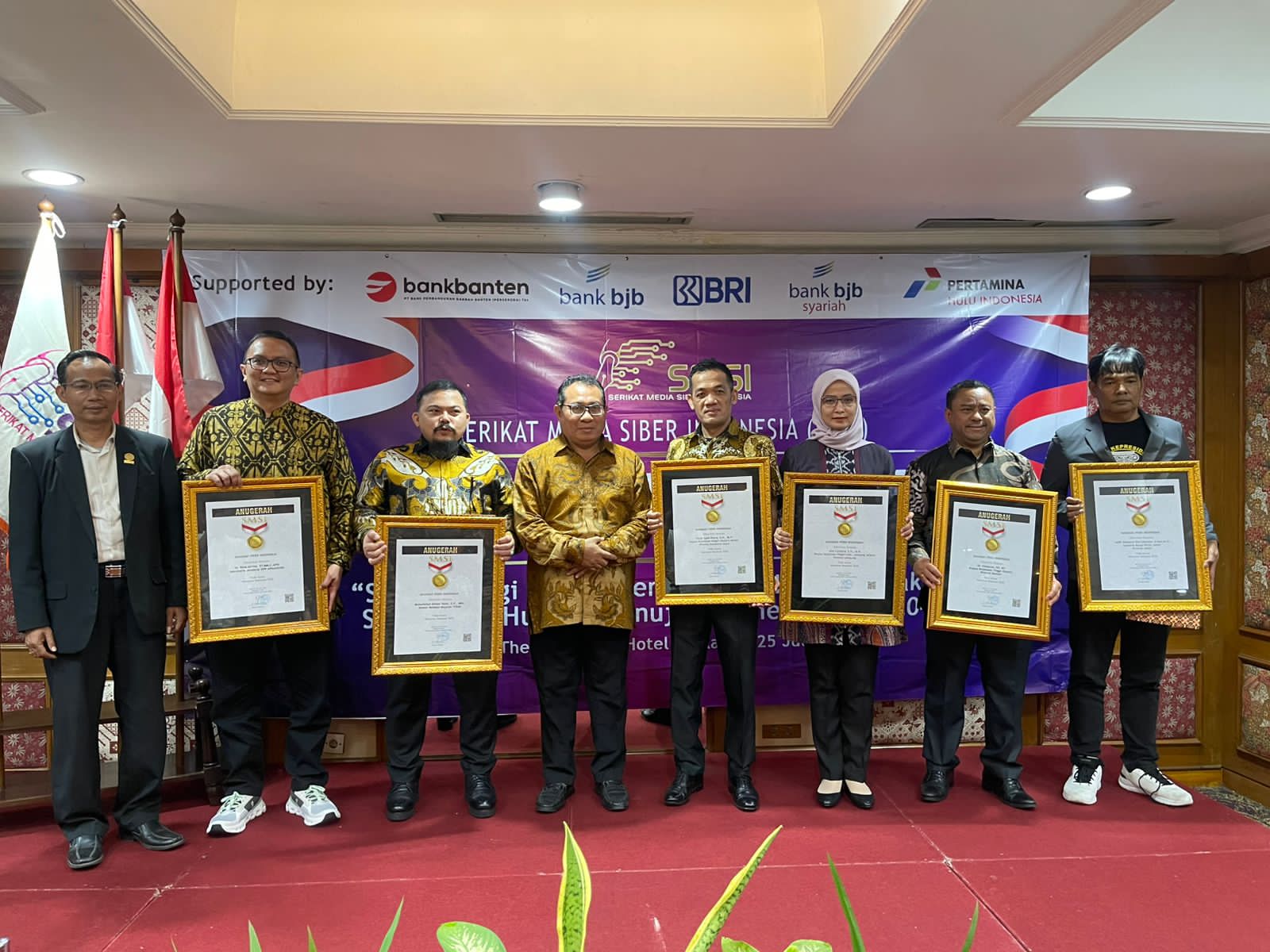 Ketua Umum SMSI Firdaus (tengah) bersama para penerima Anugerah Sahabat Pers dan Pin Emas SMSI 2025 dalam Konvensi Nasional bertema supremasi hukum di The Jayakarta Hotel, Jakarta, Jumat (25/7/2025). (Foto: Dok. SMSI)