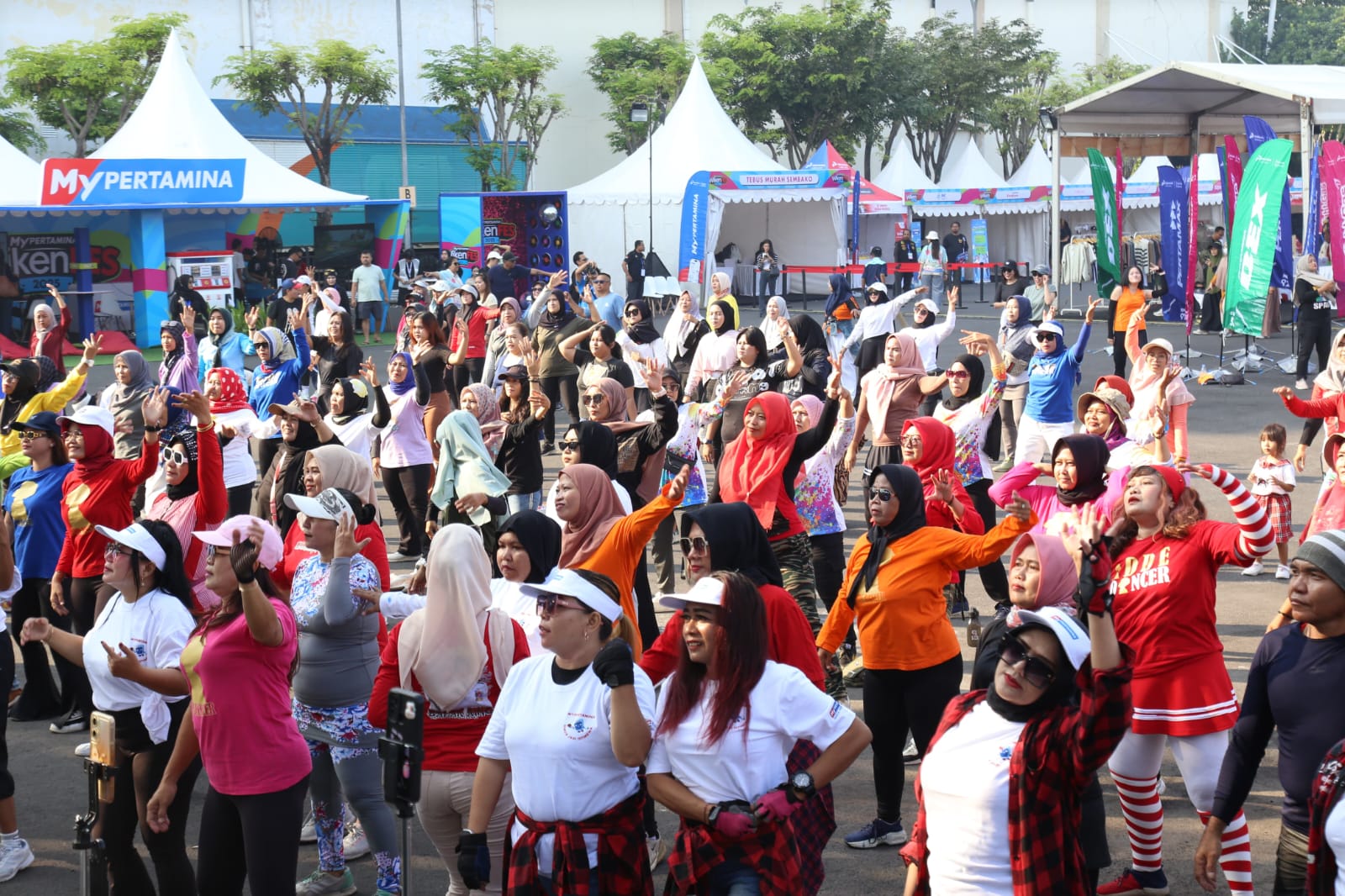 Warga Cirebon mengikuti MyPertamina WikenFes 2025 di Grage City Mall, menikmati konser, bazaar UMKM, dan berbagai kegiatan edukatif dan interaktif bersama Pertamina. (Foto: Dok. Pertamina)