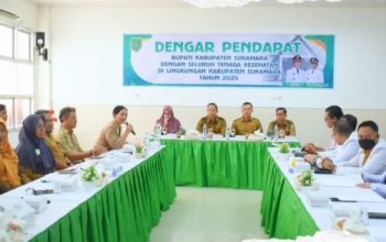 Bupati Sukamara H. Masduki saat berdialog langsung dengan tenaga medis dalam RDP di Aula RSUD Sukamara, Selasa (24/6/2025).