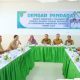 Bupati Sukamara H. Masduki saat berdialog langsung dengan tenaga medis dalam RDP di Aula RSUD Sukamara, Selasa (24/6/2025).