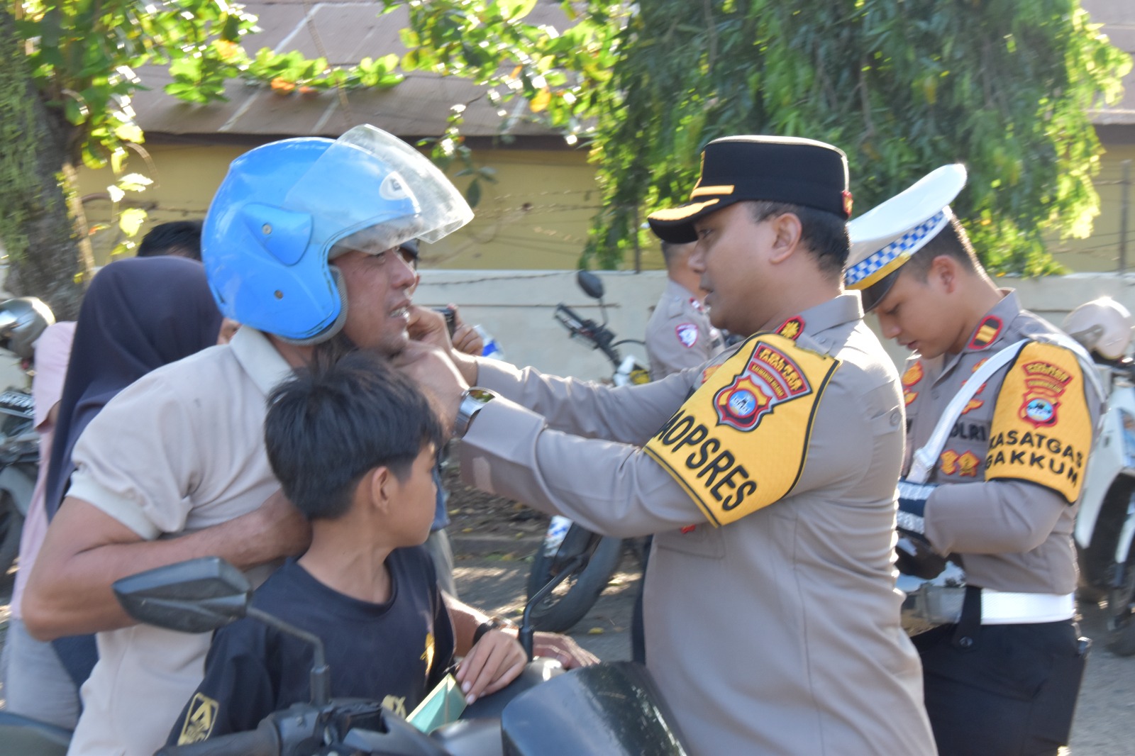 Kapolres Tanah Laut AKBP Ricky Boy Siallagan bersama jajaran membagikan helm dan stiker Road Safety kepada pengendara motor di Terminal Lama Tanah Abang, Minggu (27/7/2025).