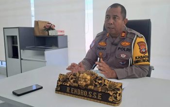 Kasat Lantas Polres Hulu Sungai Selatan, AKP Rachmat Endro Suprapto, saat berada di ruang kerjanya membahas langkah-langkah peningkatan keselamatan lalu lintas di wilayah hukum HSS.