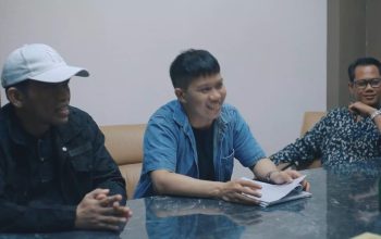 Ket Foto : Personel Desau Band saat berbincang di studio J-Three Management, Pulang Pisau. (Foto: Dok. Desau)