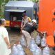 Ket Foto : Personil Polres Bantul menyerahkan langsung bantuan air bersih kepada warga Trimurti, Srandakan, Selasa (29/7/2027). (Foto: Humas Polres Bantul)