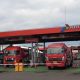 Ket Foto : Salah satu mobil tangki Pertamina melintas di jalur alternatif distribusi BBM usai penutupan Jalur Gumitir, Selasa (29/7/2025). (Foto: Dok. Pertamina)