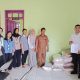Muhamad Nur Cholis, Asisten CSR PT Sungai Rangit Sampoerna Agro, menyerahkan secara simbolis bantuan beras kepada perwakilan lansia di Kecamatan Kotawaringin Lama, Selasa (29/7/2025).