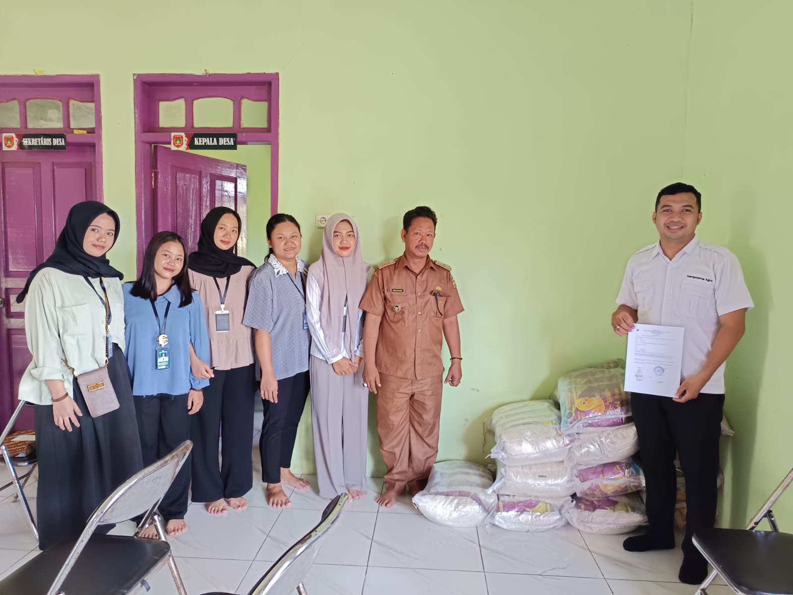 Muhamad Nur Cholis, Asisten CSR PT Sungai Rangit Sampoerna Agro, menyerahkan secara simbolis bantuan beras kepada perwakilan lansia di Kecamatan Kotawaringin Lama, Selasa (29/7/2025).