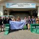 Karyawan BPJS Ketenagakerjaan Batulicin membagikan tempat sampah dan tas ramah lingkungan kepada pengunjung Pasar Raya Bumi Pangeran Pagatan, Selasa (29/7/2025).