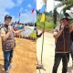 Warga Kintap berunjuk rasa di depan gerbang PT CPKA sambil membentangkan spanduk tuntutan pengembalian lahan, Selasa (29/7/2025).