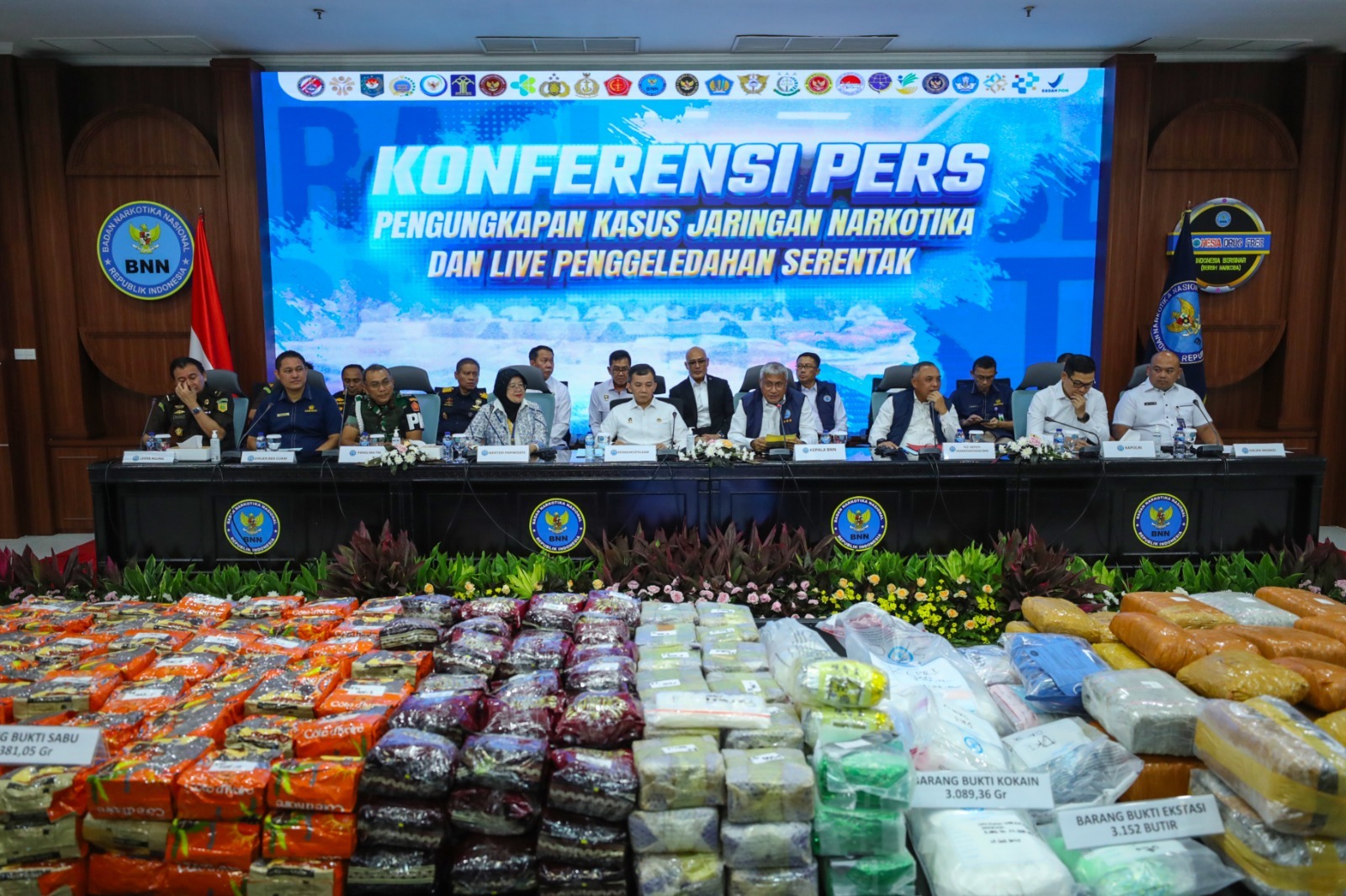 Kepala BNN Brigjen Pol. Sulistyo Pudjo Hartono menunjukkan barang bukti narkoba hasil pengungkapan kasus jaringan nasional dan internasional dalam konferensi pers di Jakarta, 30 Juli 2025.