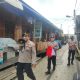 Ket Foto : Petugas Satbinmas Polres Kotabaru membagikan bendera Merah Putih kepada warga di kawasan Pulau Laut, Kamis (31/7/2025). (Foto: Humas Polres Kotabaru)