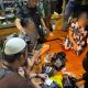 Petugas Polsek Kelumpang Hulu menunjukkan barang bukti sabu seberat 10,05 gram beserta alat hisap yang diamankan dari pelaku berinisial K di Desa Cantung Kiri Hilir, Kotabaru. (Foto: Humas Polsek Kelumpang Hulu)