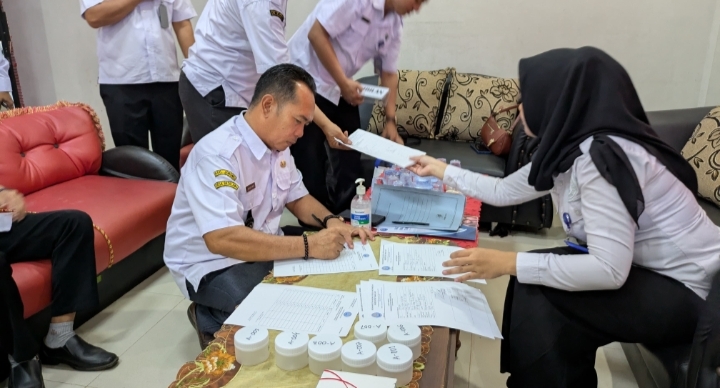 Tim BNN Tanah Laut memeriksa urine 10 kepala desa Kecamatan Jorong di Kantor Kecamatan, Jumat (4/7/2025).