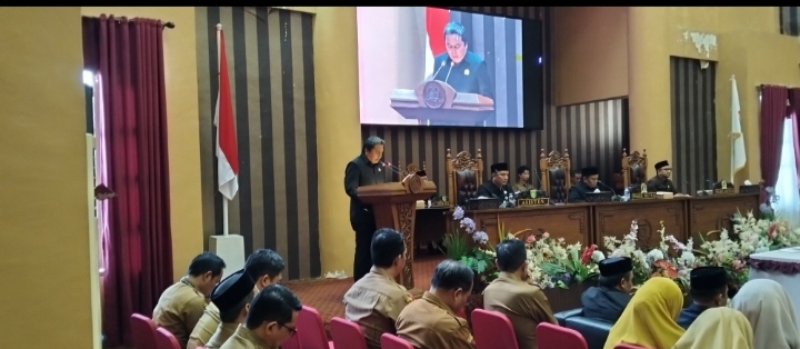Jubir Fraksi NasDem H. Gt. Erwin Arifin, SE menyampaikan pandangan akhir fraksi pada rapat paripurna pengesahan LPJ APBD 2024 di Ruang Utama DPRD Tanah Bumbu. (Foto: barlis)