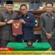 Bupati Tanah Laut H. Rahmat Trianto (tengah), Ketua DPRD H. Khairil Anwar (dua dari kanan), bersama Wakil Ketua DPRD Muslimin (dua dari kiri) dan H. Musdalifah (kanan), berfoto bersama usai penandatanganan persetujuan Perubahan APBD Tahun Anggaran 2025 pada Rapat Paripurna di Gedung DPRD Tanah Laut, Selasa (8/7/2025).