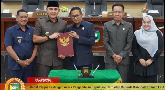 Bupati Tanah Laut H. Rahmat Trianto (tengah), Ketua DPRD H. Khairil Anwar (dua dari kanan), bersama Wakil Ketua DPRD Muslimin (dua dari kiri) dan H. Musdalifah (kanan), berfoto bersama usai penandatanganan persetujuan Perubahan APBD Tahun Anggaran 2025 pada Rapat Paripurna di Gedung DPRD Tanah Laut, Selasa (8/7/2025).