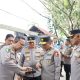 Kapolda Kalsel Irjen Pol Rosyanto Yudha Hermawan saat memperkihatkan lokasi pembangunan Rumah Sakit Bhayangkara di Banjarbaru, Selasa (8/7/2025), disaksikan Kapusdokkes Polri dan jajaran Polda Kalsel