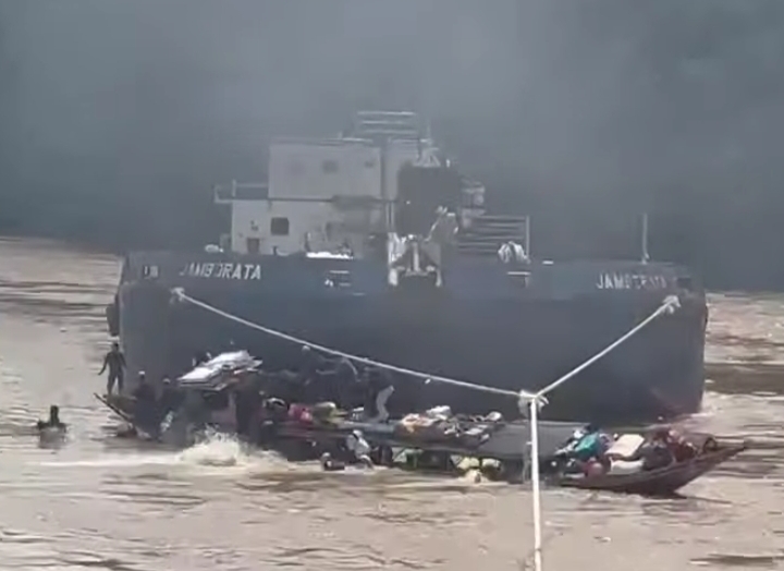 Tangkapan layar dari video amatir yang merekam detik-detik kapal tongkang menghantam perahu kecil di perairan Kalteng. (Sumber: Media Sosial)