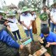 Perwakilan Pertamina Patra Niaga dan masyarakat Desa Besakih meninjau instalasi PLTS di kawasan hutan desa, Karangasem, Bali (11/7/2025).