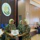 Ny. Mira Estitiyanti, S.Pd., M.Pd., Ketua IAD Daerah Sukamara, saat menerima trofi juara ketiga lomba pidato HUT IAD ke-25, Minggu (13/7/2025)