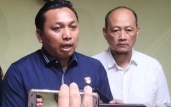 Kasat Reskrim Polres Metro Bekasi Kota, Kompol Binsar Hatorangan Sianturi, memberikan keterangan kepada media terkait penangkapan dua pelaku pengeroyokan sopir ekspedisi hingga tewas. (Foto: Istimewa/Polres Metro Bekasi Kota)