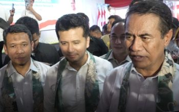 Menteri Pertanian RI Andi Amran Sulaiman dan Wakil Gubernur Jatim Emil Dardak berdialog dengan petani tebu dalam Sarasehan Nasional di Kebun HGU Jengkol, Kediri, Selasa (15/7/2025).