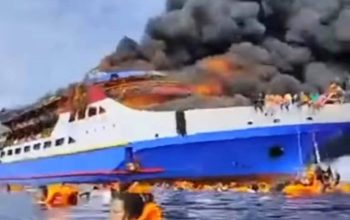 Penumpang KM Gregorius Barcelona V panik mengenakan pelampung saat asap hitam mengepul dari kapal yang terbakar di dekat Pulau Talise, Sulawesi Utara.