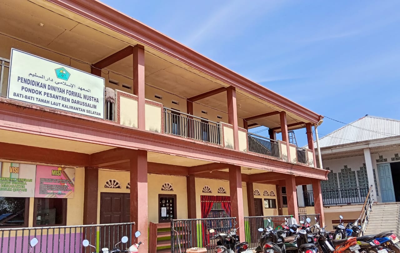 Gedung Pondok Pesantren Darussalim di Bati-Bati, Kabupaten Tanah Laut, berdiri kokoh sebagai pusat pendidikan Islam yang terus mencetak santri berprestasi di tingkat nasional.