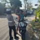 Personel Polres Bantul memberi imbauan tertib lalu lintas kepada pengendara saat Operasi Patuh Progo 2025 di simpang tiga Palbapang, Senin (21/7/2025).