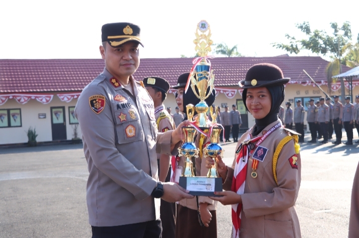 Kapolres Barito Kuala AKBP Anib Bastian menerima Piala Juara Umum dari Saka Bhayangkara Polres Batola dalam Apel Pagi di Mapolres Batola, Senin (21/7/2025).