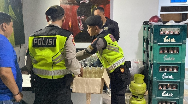 Anggota Polda DIY menunjukkan ribuan botol miras ilegal yang diamankan dalam Operasi Miras Tahap II, Senin (21/7/2025).