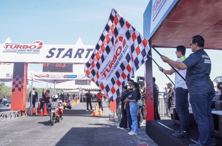Para pembalap bersiap di garis start Pertamax Turbo Drag Fest 2025 Putaran I di Lanud Gading, Yogyakarta. Event ini menyedot ratusan peserta dan ribuan penonton. (Foto: Pertamax Series)