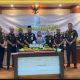 Kajari Sukamara H. Muhammad Irawan dan Ketua IAD Sukamara Ny. Mira Estitiyanti saat memotong tumpeng dalam peringatan Hari Bhakti Adhyaksa ke-65 di Aula Kejari Sukamara.