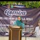Ketua TP PKK Tanah Bumbu, Andi Irmayani Rudi Latif, menyampaikan sambutan saat menyambut Tim Penilai Lomba PHBS Provinsi Kalimantan Selatan di Desa Pematang Ulin, Jumat (25/7/2025).