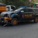 Unit mobil dinas Direktorat Samapta Polda Kalsel dan sepeda motor korban tampak di lokasi kejadian usai kecelakaan maut di jalur Banjarbaru–Banjarmasin, Minggu (27/7/2025). Kedua kendaraan terlibat langsung dalam insiden yang menewaskan satu pengendara motor.