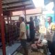 Personel Polsek Selat memantau aktivitas warga dan lalu lintas saat patroli siang di Jl. Tambun Bungai, Kapuas. (Foto: Humas Polres Kapuas)
