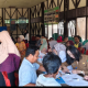 Ket Foto : Petugas Disdukcapil melayani warga dalam kegiatan jemput bola perekaman KTP-EL di Aula Desa Pulau Telo, Kapuas, Selasa (29/7/2025). (Foto: IST)