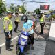 Petugas Ditlantas Polda DIY memeriksa pengendara sepeda motor saat Operasi Patuh Progo 2025 di salah satu ruas jalan di Yogyakarta, Senin (28/7/2025).
