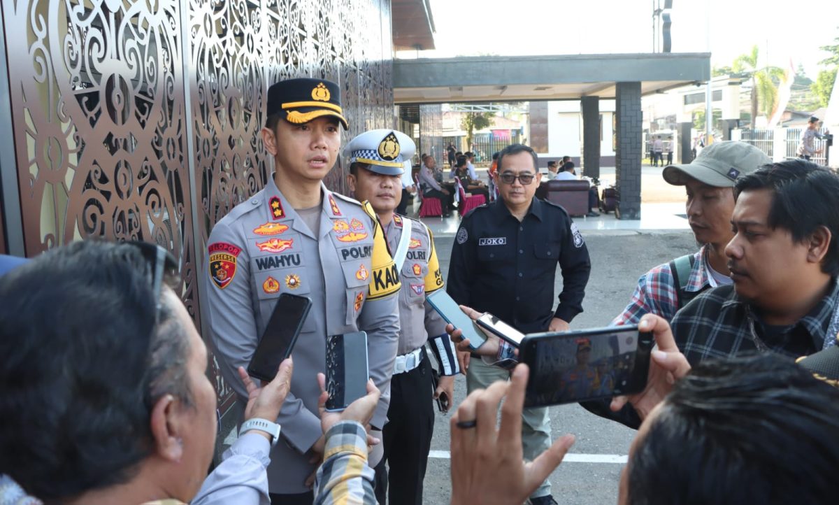 Kapolres Tabalong AKBP Wahyu Ismoyo J., S.I.K., M.H., M.Tr.Opsla. memberikan keterangan pers kepada awak media terkait penegakan hukum Karhutla, didampingi PS Kasi Humas Iptu Joko Sutrisno dan jajaran, di halaman Mapolres Tabalong (Humrestab)