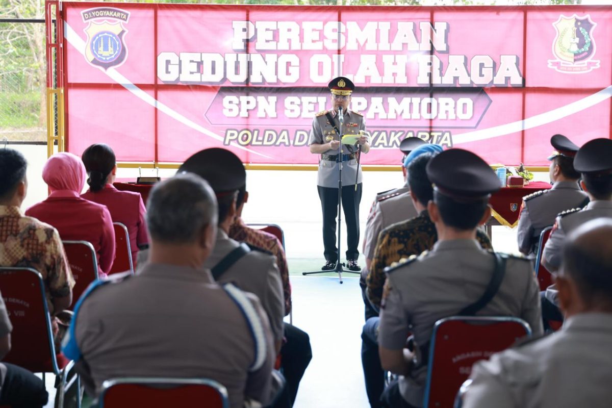 Kapolda DIY Irjen Pol. Anggoro Sukartono memberikan sambutan saat meresmikan gedung olahraga SPN Selopamioro, Rabu (30/7/2025).