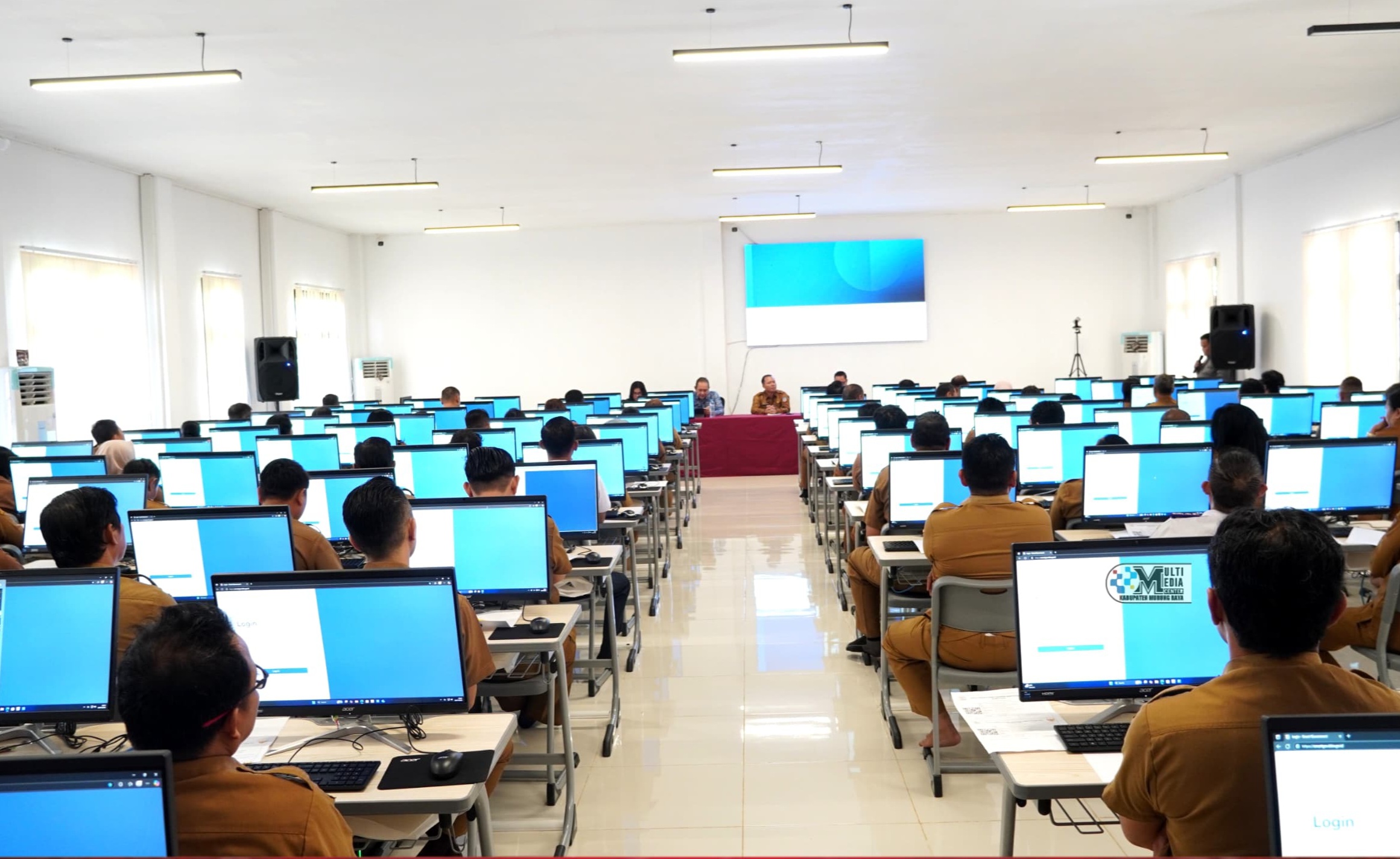 Sejumlah ASN mengikuti pelaksanaan Computer Assisted Competency Test (CACT) di Aula BKPSDM Kabupaten Murung Raya, Selasa (8/7/2025). (Foto: Dok. BKPSDM Mura)