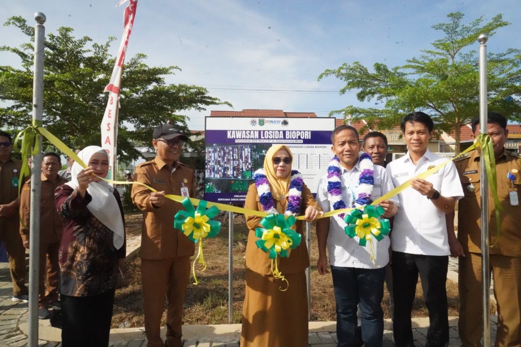 Asisten Administrasi Umum Hj. Narni saat meresmikan kawasan LOSIDA di Desa Gunung Besar, Kecamatan Simpang Empat, Selasa (15/7/2025).