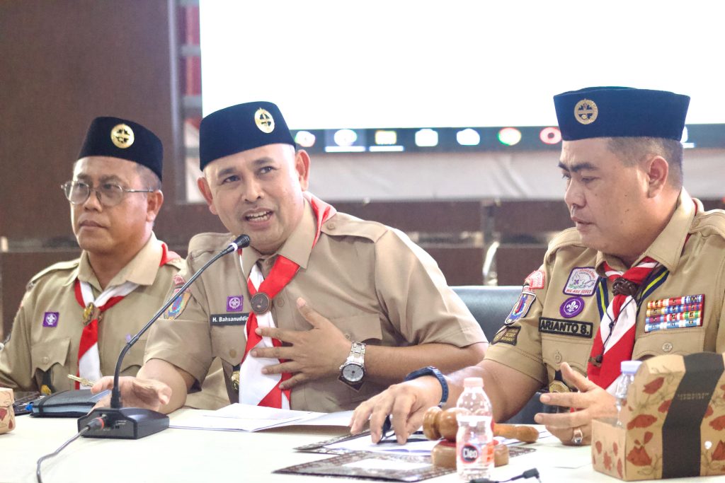 H. Bahsanuddin menerima amanah sebagai Ketua Kwarcab Pramuka Tanah Bumbu 2025–2030 pada Muscab VI, Kamis (17/7/2025).