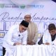 Bupati Tanah Bumbu Andi Rudi Latif menandatangani MoU program beasiswa dengan Ketua Yayasan Ponpes Salafiyah Al-Istiqamah, disaksikan tokoh masyarakat dan santri, Minggu (13/7/2025).