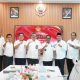 Bupati Murung Raya Heriyus didampingi Wakil Bupati Rahmanto Muhidin menyerahkan LKPD 2024 kepada Kepala BPK RI Perwakilan Kalimantan Tengah Dodik Achmad Akbar di Palangka Raya, Rabu (2/7/2025).