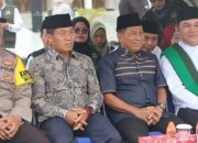 Bupati Heriyus didampingi Wakil Bupati Rahmanto Muhidin dan Ketua DPRD Rumiadi menyapa peserta pawai 1 Muharram 1447 H di Kota Puruk Cahu, Minggu (20/7/2025).