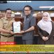 Pj Sekda Tanah Laut Ismail Fahmi menyerahkan dokumen KUA-PPAS 2026 kepada Wakil Ketua DPRD Muslimin saat rapat paripurna di Gedung DPRD Tala, Senin (14/7/2025).