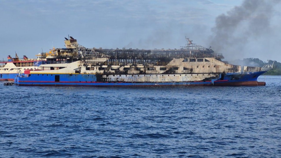 Kapal Motor (KM) Barcelona VA terbakar hebat di perairan Pulau Talise, Minahasa Utara, Sulawesi Utara, Minggu (20/7/2025). Petugas gabungan berhasil memadamkan api dan mengevakuasi seluruh penumpang.